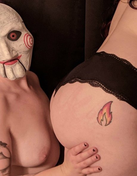 ghouliecunt naked model image