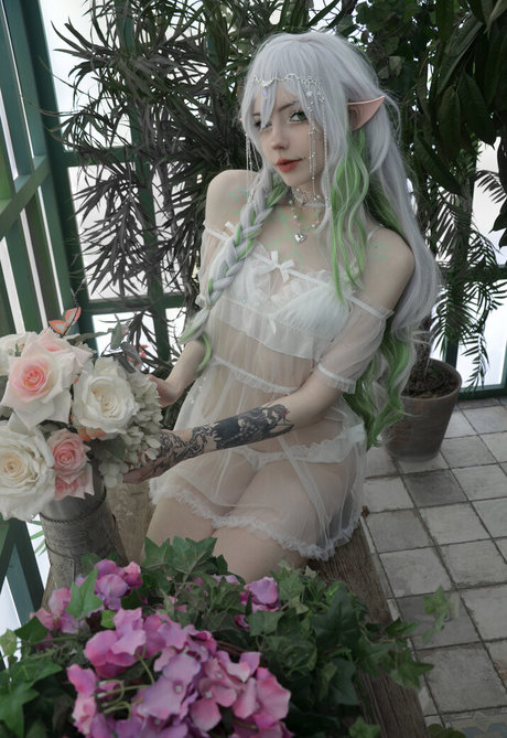 Flutterow nudes model archive