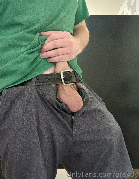 grav3y exclusive model photo