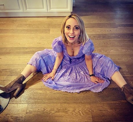 Tara Strong nice pornstar pictures