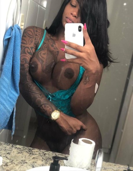 eeubacelar hot model photo