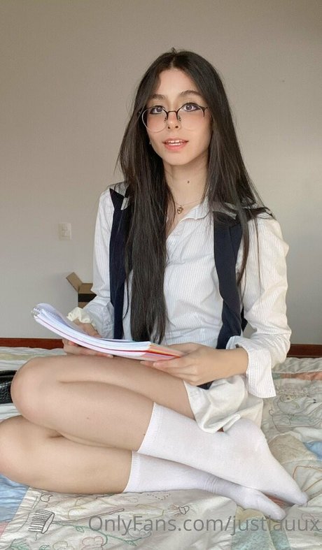 justleaax model top images
