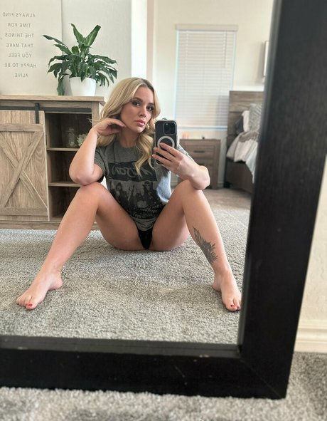 alexismonroexx model nude pics
