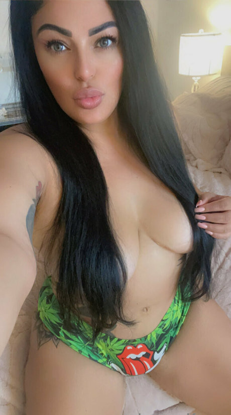 thick jennakumz model nice pic