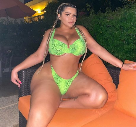 Michelle Mendez hot model image