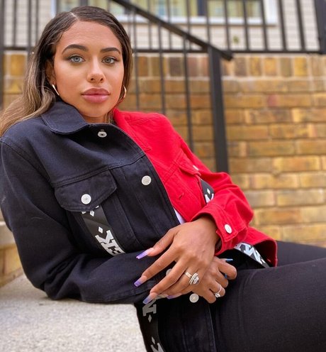 beautiful asian onlyfans top picture