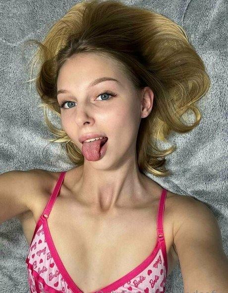badsofiaaa model naked image