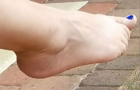 pretty littletoes22 star hot pics