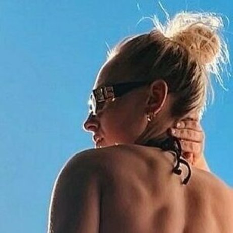 Curvvyfit nudes model photo