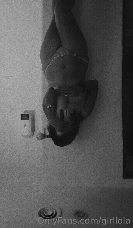 girllola model nude image