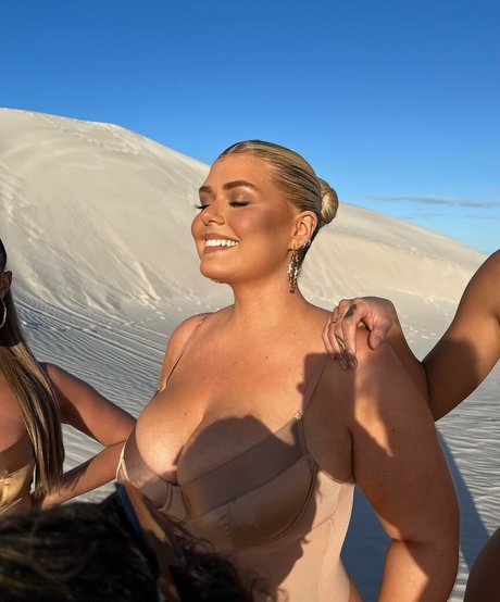 Miss Honey Mia pornstar sex pic