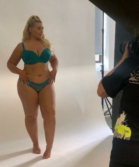 Miss Honey Mia xxx pornstar pic