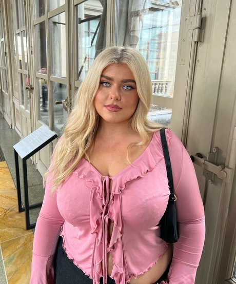 Miss Honey Mia pornstar top picture
