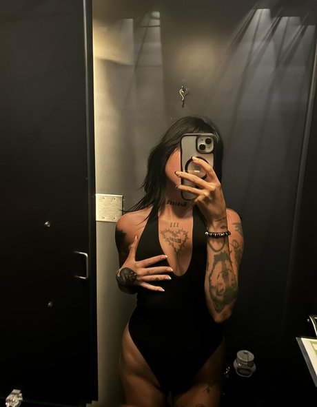 luciferisfemale top model pic