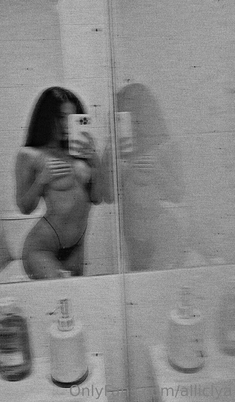 alliciya pornographic actress img