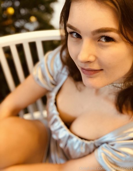 janeyslifepeek beautiful model img