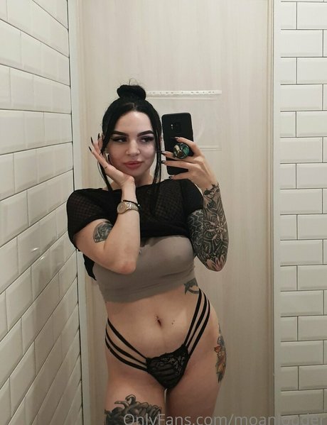 moanlouder model naked photo