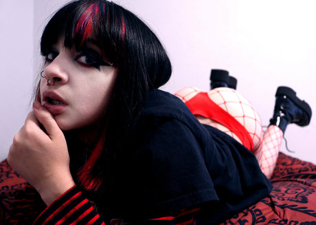 em h0rr0r model adult photo