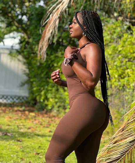 Babeth Lando model sexy galleries