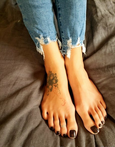 lilmisslongtoes7410 pornstar perfect pictures