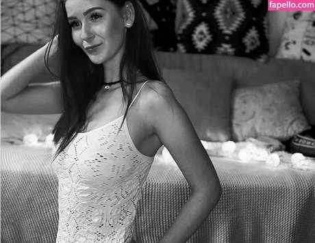 LittleBee star erotic pics