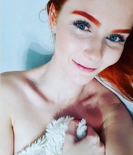 LittleBee star naked photo