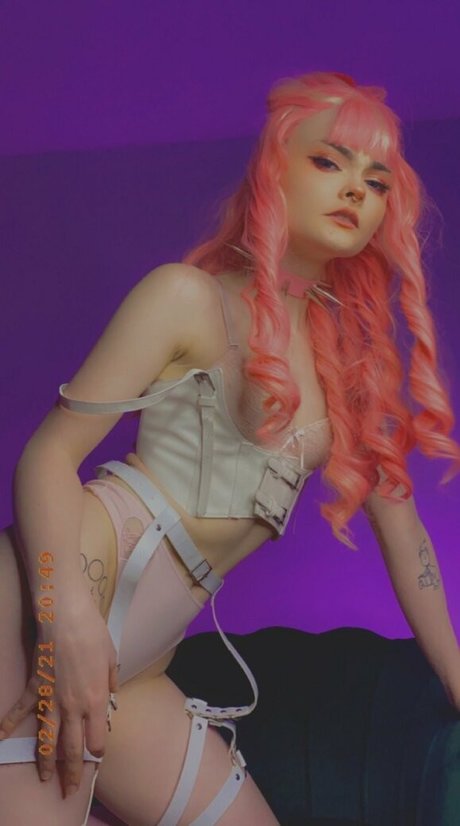 lovelybedhead model nude picture