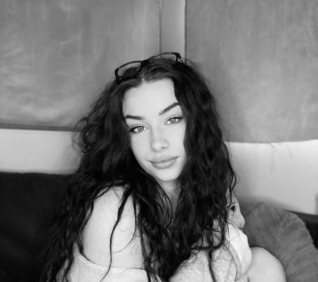 Leah X model naked photos
