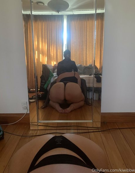 kiwibbw star erotic picture