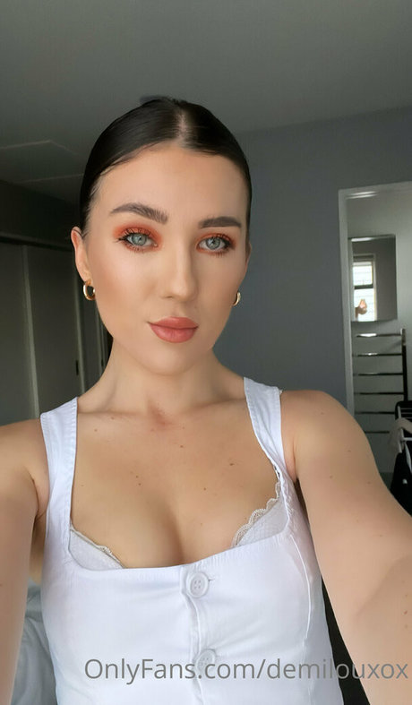 demilouxox naked model picture