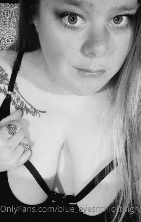 blue eyesnthickthighs sex star image