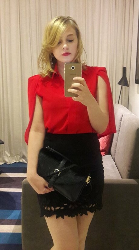Sydney Poniewaz model hot pictures
