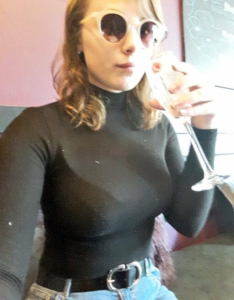 Sydney Poniewaz top profile image