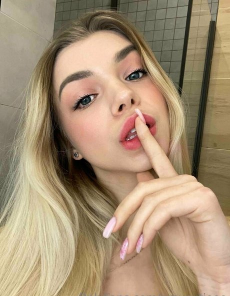 amycutieee exclusive model image