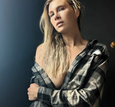 Mallory Moore pretty actress img