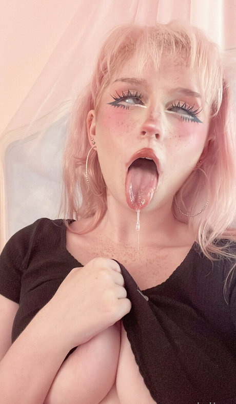 saradeline xxx model photo