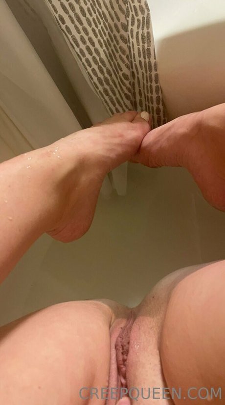 CreepQueen sexy star photos