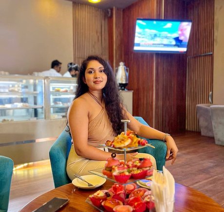 Nimesha Jayarathne model erotic pic