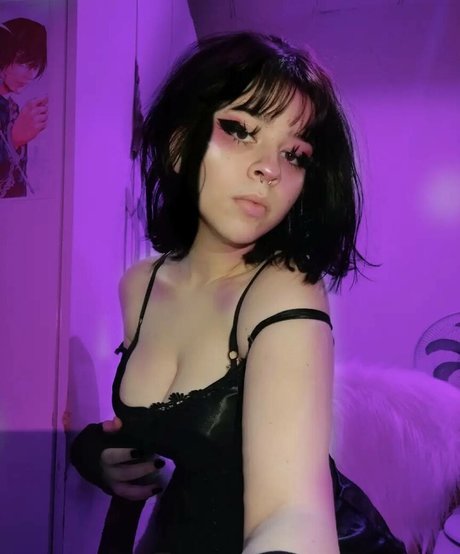 Violet Fox hd actress img