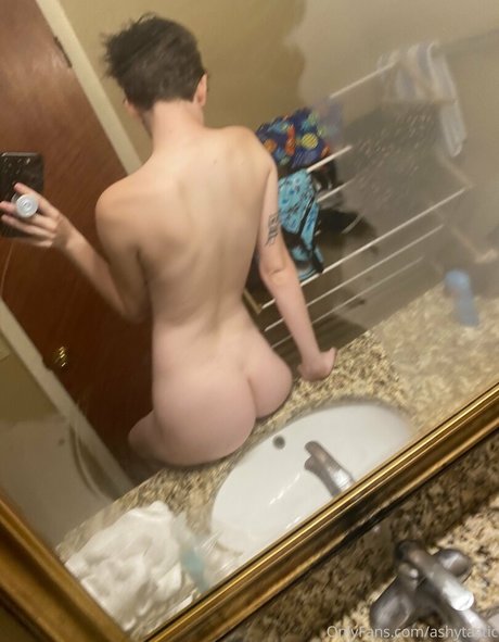 AshyTastic pornographic model picture