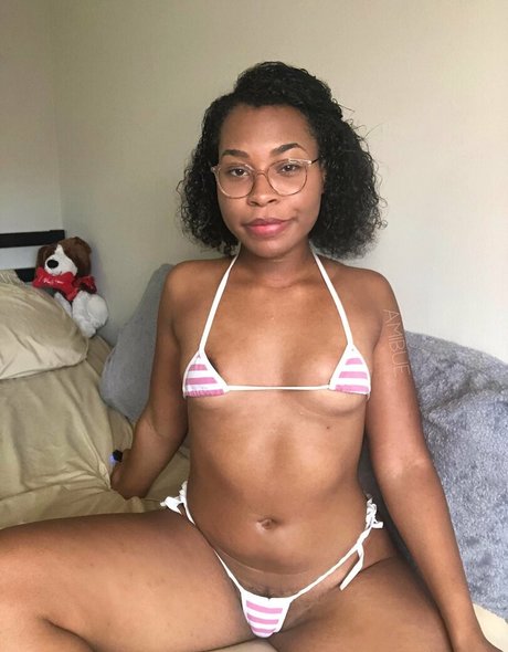 amibuefree hot model pic