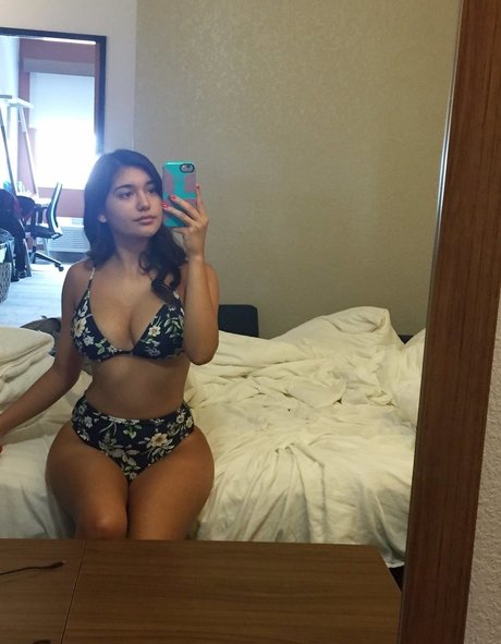Chloe Medina hot model gallery