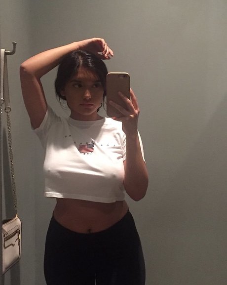 Chloe Medina hot actress photo