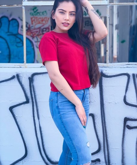 Sukh Bains pretty model photo