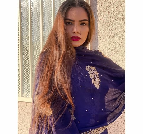 Sukh Bains pretty actress picture