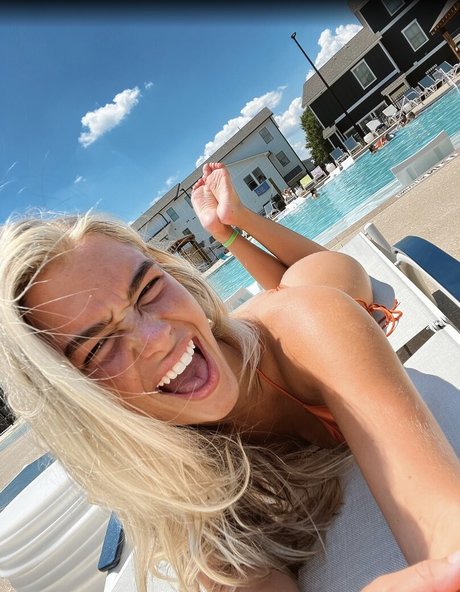 Hopie Schlenker star erotic pic