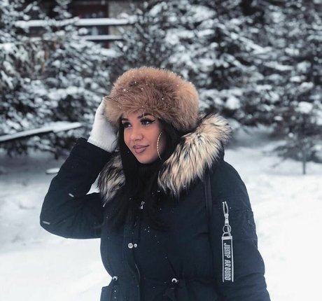 Emina Jahi best star photo