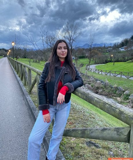 Giulia Daqna 高品質モデル 写真