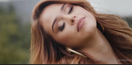 巨大なチンポを持つシーメールオンリーファンズ セクシーヌード 写真