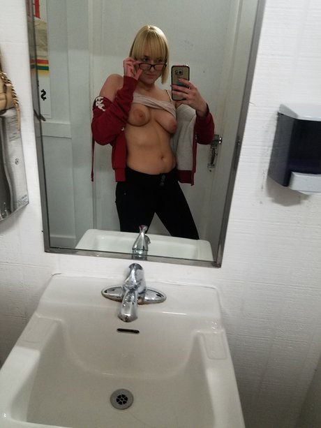 ピアス乳首オンリーファンズ 可愛い 写真